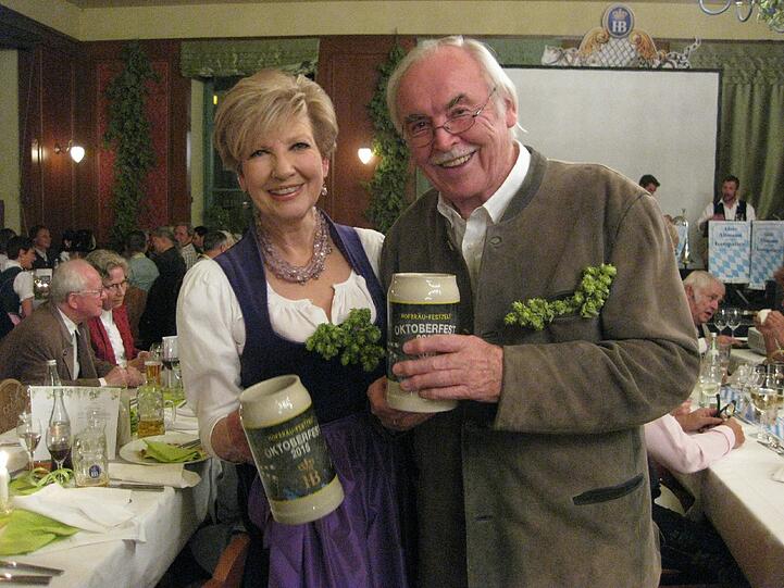 Zwei Künstler, die auch schon mal den Steinberg-Krug entworfen haben: Carolin Reiber und Dieter Hanitzsch.