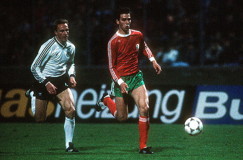 Die deutsche Nationalelf spielte zuletzt am 17. April 1985 in Augsburg: Damals gewann das DFB-Team - hier mit dem heutigen FC-Bayern-Vorstandsboss Karl-Heinz Rummenigge - mit 4:1 gegen Bulgarien. Die Treffer für Deutschland erzielten Rudi Völler (2), Uwe Rahn und Pierre Littbarski.