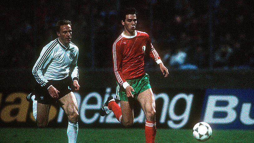 Die deutsche Nationalelf spielte zuletzt am 17. April 1985 in Augsburg: Damals gewann das DFB-Team - hier mit dem heutigen FC-Bayern-Vorstandsboss Karl-Heinz Rummenigge - mit 4:1 gegen Bulgarien. Die Treffer für Deutschland erzielten Rudi Völler (2), Uwe Rahn und Pierre Littbarski. Die deutsche Nationalelf spielte zuletzt am 17. April 1985 in Augsburg: Damals gewann das DFB-Team - hier mit dem heutigen FC-Bayern-Vorstandsboss Karl-Heinz Rummenigge - mit 4:1 gegen Bulgarien. Die Treffer für Deutschland erzielten Rudi Völler (2), Uwe Rahn und Pierre Littbarski.