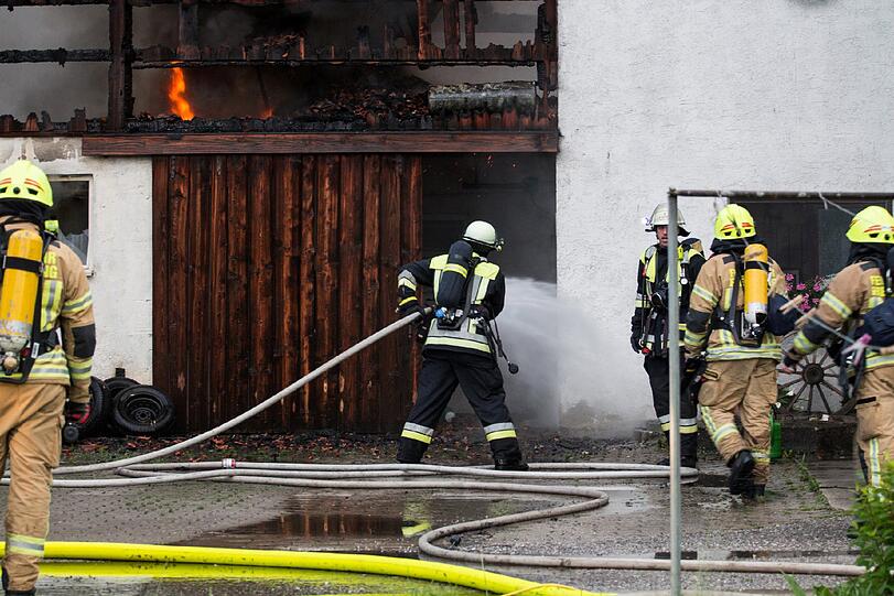 Nach einem Blitzeinschlag stand am Montag ein Bauernhof im Berchtesgadener Land in Flammen. Die Bilder!