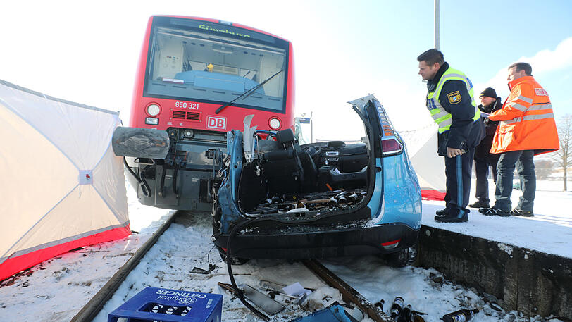 Ein stark beschädigtes Auto liegt nach einem Zusammenstoß mit einer Regionalbahn auf dem Gleis.