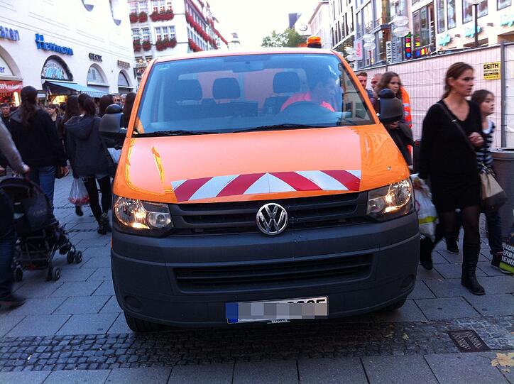 Kein guter Plan fürs Wochenende: Das Müllauto zwischen Passanten.