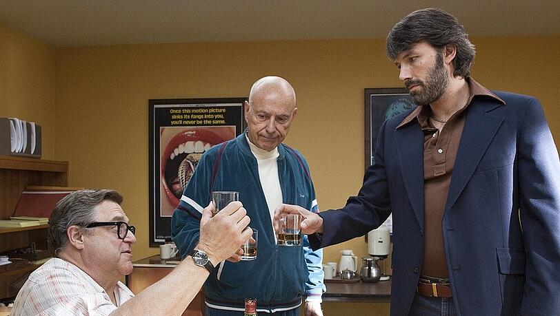 John Chambers (John Goodman, l.), Lester Siegel (Alan Arkin, M.) und Tony Mendez (Ben Affleck, r.) stoßen auf ihren gemeinsamen Plan an. John Chambers (John Goodman, l.), Lester Siegel (Alan Arkin, M.) und Tony Mendez (Ben Affleck, r.) stoßen auf ihren gemeinsamen Plan an.