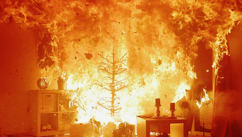 Der extrem trockene Weihnachtsbaum entzündete sich explosionsartig. Der extrem trockene Weihnachtsbaum entzündete sich explosionsartig.