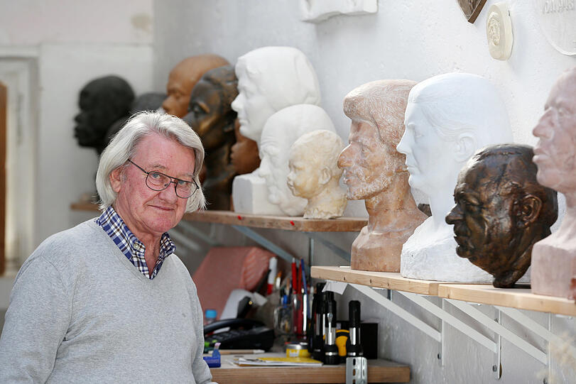 Bildhauer Toni Preis (75) in seinem Werkstatt-Atelier - umringt von vielen Büsten, die er aus Marmor gehauen oder in Gips oder Bronze gegossen hat.