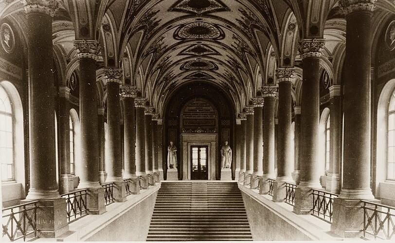 1885: die prunkvoll ausgemalte Treppe der Staatsbibliothek ...