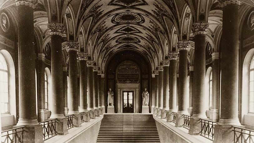 1885: die prunkvoll ausgemalte Treppe der Staatsbibliothek ... 1885: die prunkvoll ausgemalte Treppe der Staatsbibliothek ...