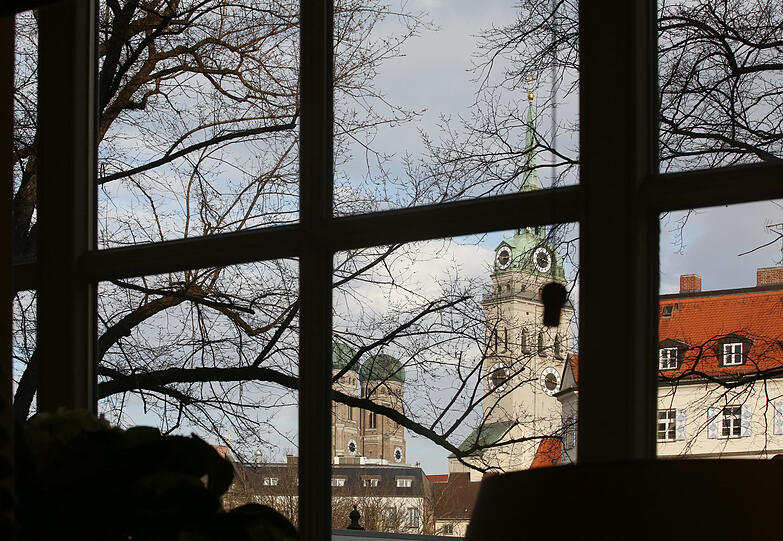 Nur der Blick aus dem Fenster erinnert noch an München.