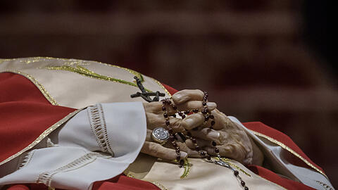 Der Leichnam des emeritierten Papstes Benedikt XVI. ist im Petersdom öffentlich aufgebahrt.