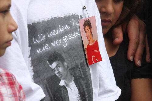 &bdquo;Wir werden Dich nie vergessen&ldquo; steht auf den T-Shirts, für die Sercans Freunde Geld gesammelt haben.