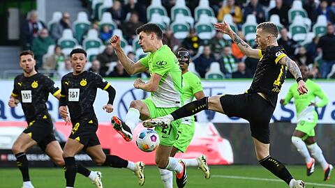 Die Dortmunder um Marco Reus (r) mussten sich in Wolfsburg mit einem 1:1 zufrieden geben.