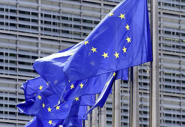 Fahnen wehen vor dem Gebäude der Europäischen Kommission.
