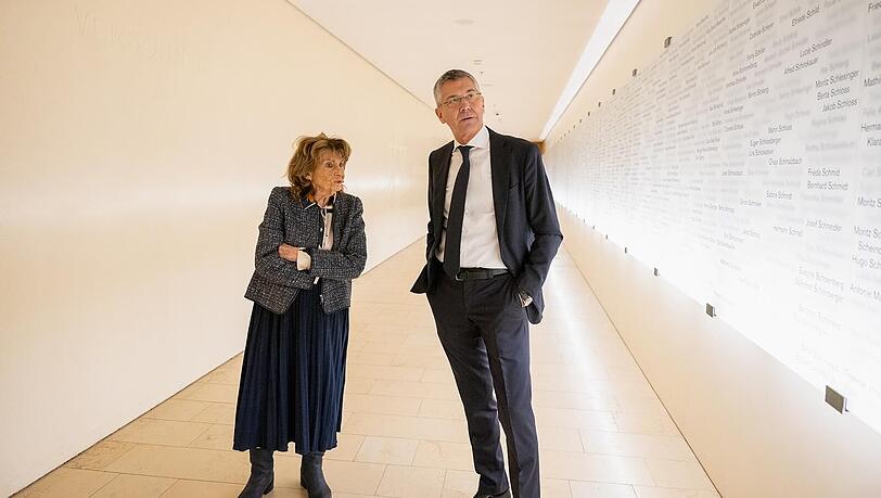 Der sichtlich bewegte Bayern-Pr&auml;sident Herbert Hainer mit IKG-Pr&auml;sidentin Charlotte Knobloch im 32 Meter langen Gang der Erinnerung, der die Synagoge unterirdisch mit dem Gemeindezentrum verbindet.