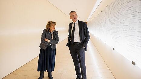 Der sichtlich bewegte Bayern-Pr&auml;sident Herbert Hainer mit IKG-Pr&auml;sidentin Charlotte Knobloch im 32 Meter langen Gang der Erinnerung, der die Synagoge unterirdisch mit dem Gemeindezentrum verbindet.