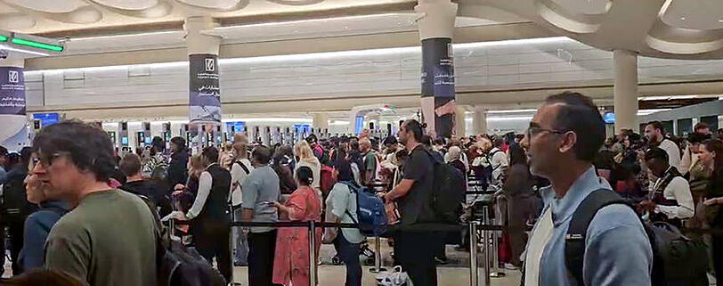 Gestrandete Urlauber am Flughafen in Abu Dhabi.