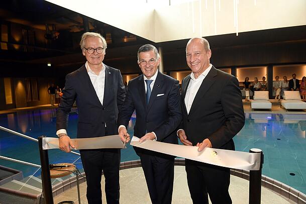 Sie schneiden ganz offiziell das Band zur Eröffnung durch (von links): Frank Marrenbach (CEO Althoff Hotels), Vincent Ludwig (Direktor Althoff Seehotel Überfahrt) und Maximilian Gutsche von der Jost Hurler Gruppe. Sie schneiden ganz offiziell das Band zur Eröffnung durch (von links): Frank Marrenbach (CEO Althoff Hotels), Vincent Ludwig (Direktor Althoff Seehotel Überfahrt) und Maximilian Gutsche von der Jost Hurler Gruppe.