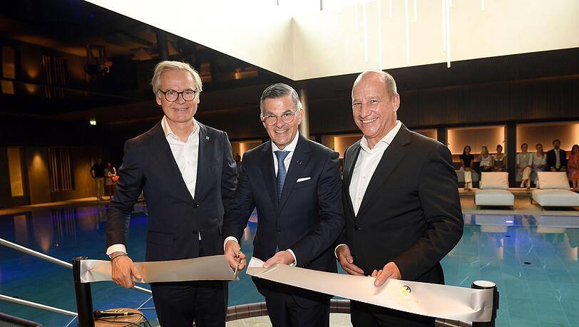 Sie schneiden ganz offiziell das Band zur Eröffnung durch (von links): Frank Marrenbach (CEO Althoff Hotels), Vincent Ludwig (Direktor Althoff Seehotel Überfahrt) und Maximilian Gutsche von der Jost Hurler Gruppe. Sie schneiden ganz offiziell das Band zur Eröffnung durch (von links): Frank Marrenbach (CEO Althoff Hotels), Vincent Ludwig (Direktor Althoff Seehotel Überfahrt) und Maximilian Gutsche von der Jost Hurler Gruppe.