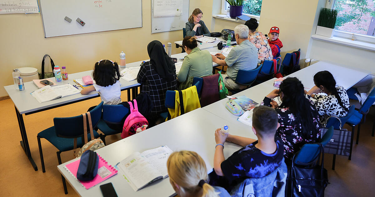 Massive cuts to integration courses: Munich city leaders resist austerity ...