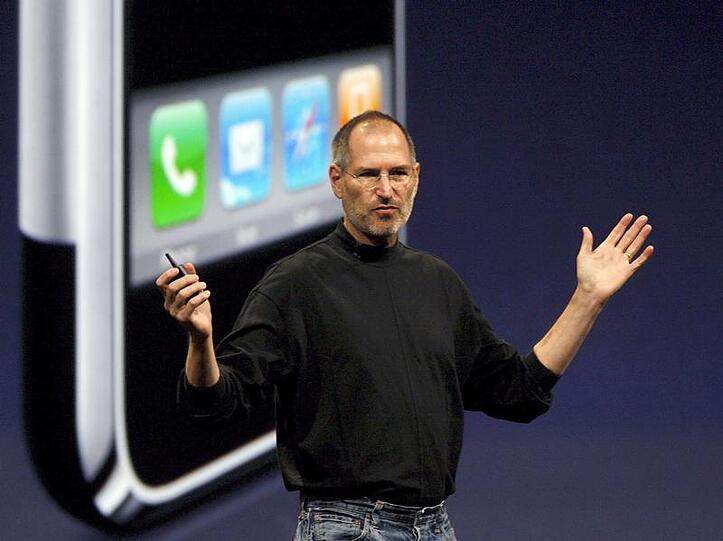 Seine Auftritte sind Hochämter, seine Produkte Kult. Auf absehbare Zeit muss Apple, zweitwertvollster Konzern der Welt, ohne seinen Übervater Steve Jobs auskommen.