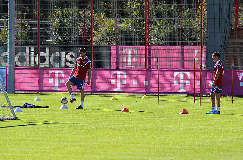 Powern für die nächsten Aufgaben: Pep Guardiola fordert seine Jungs im Training.