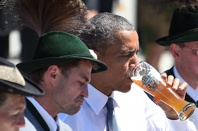Prost Mr. Obama! Der US-Präsident lernte bei seinem Empfang in Krün am Sonntag das traditionelle bayerische Weißwurst-Frühstück kennen.
