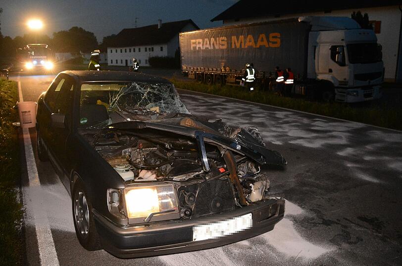 Der Mercedes krachte in den Lkw.