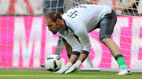 Sein Vertrag läuft am 30. Juni aus, tags darauf ist er dann beim Trainingauftakt des FC Bayern dabei: Tom Starke.
