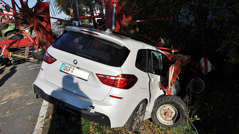 Weder der Traktor- noch der Pkw-Fahrer wurden beim Unfall verletzt. Angesichts dieser Bilder eigentlich nur schwer vorzustellen.