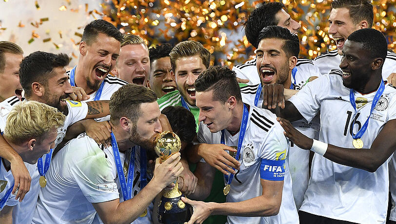 Shkodran Mustafi küsst den Pokal. Deutschland gewinnt erstmals den Confed Cup.