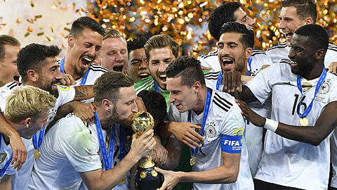 Shkodran Mustafi küsst den Pokal. Deutschland gewinnt erstmals den Confed Cup.
