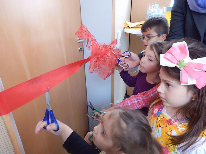 Die Schleife zur Einweihung durften die Kita-Kinder durchschneiden.