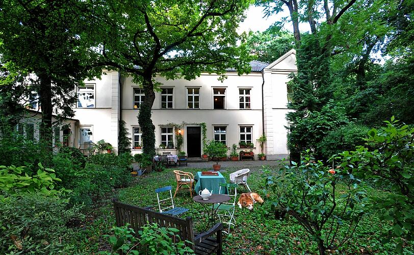 Der Blick auf die Villa vom Garten aus.