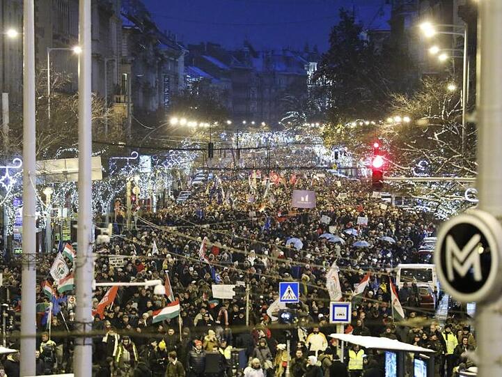 Die Proteste gegen die Regierung des rechtsnationalen ungarischen Ministerpräsidenten Viktor Orban halten seit Tagen an.