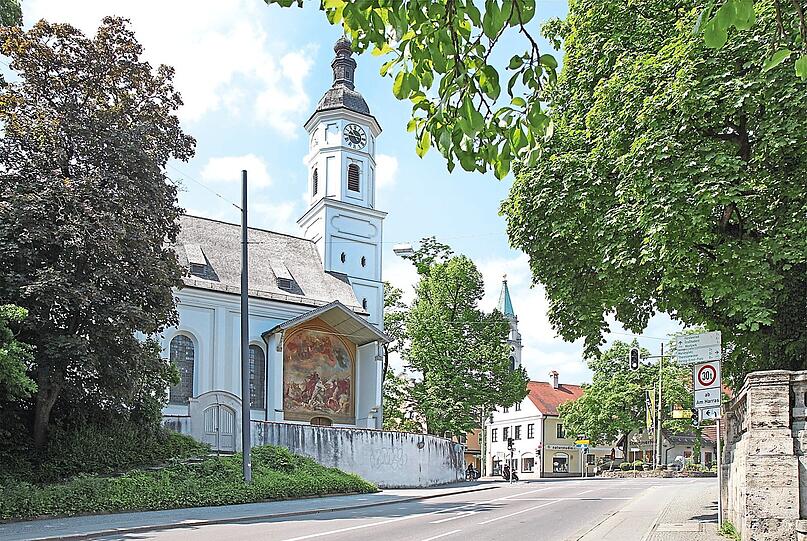 An Kirchen und Festwiesen vorbei zu einem schmucken, kleinen Stadtpark ...