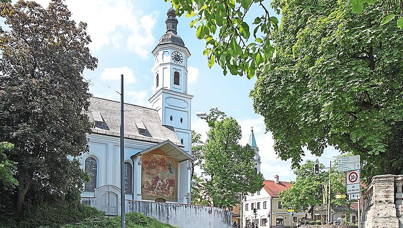 Gleich zwei Kirchen hat der alte Dorfkern von Sendling mit dem schönen Stemmerhof: vorne die Alte Sendlinger Kirche mit dem Friedhof, auch Alt-St. Margaret genannt, und hinten, etwas versteckt St. Margaret, die kürzlich saniert worden ist. Fotos: Gerhard Ongyerth, alle Karten: Google Maps/Bearb.: anf