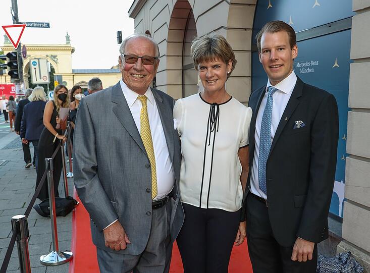 Schunkel-Musi? Es darf auch gern Klassik sein: Wiesnwirt Edi Reinbold mit Ehefrau Petra und seinem ältesten Sohn Mathias.