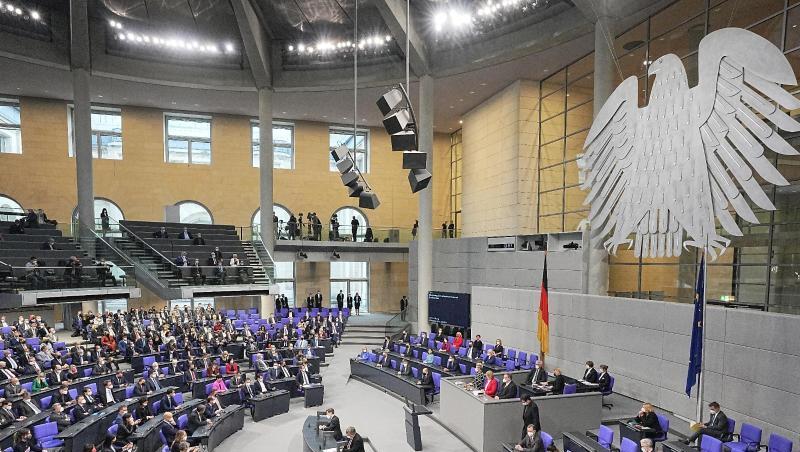 Im Bundestag fand die Vereidigung von Scholz zum Bundeskanzler und die Vereidigung der Bundesministerinnen und -minister der neuen rot-grün-gelben Bundesregierung statt.