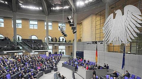Im Bundestag fand die Vereidigung von Scholz zum Bundeskanzler und die Vereidigung der Bundesministerinnen und -minister der neuen rot-grün-gelben Bundesregierung statt.