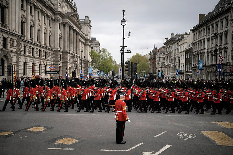 Truppen marschieren vor dem Palace of Westminster vor der Krönungszeremonie des britischen Königs Charles III..
