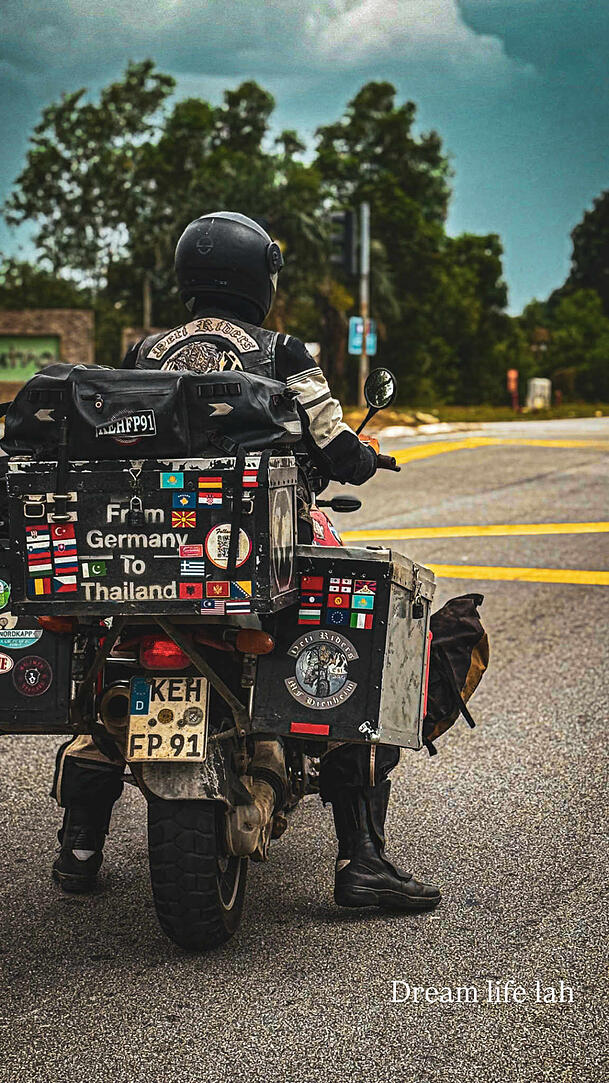 "From Germany to Thailand" steht hinten auf dem seinem Gef&auml;hrt. Das Kelheimer Kennzeichen d&uuml;rfte in Asien selten zu sehen sein.