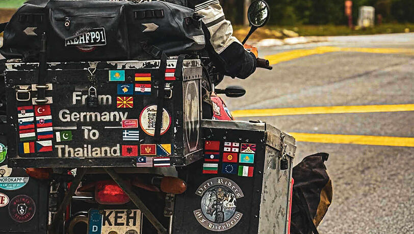 "From Germany to Thailand" steht hinten auf dem seinem Gef&auml;hrt. Das Kelheimer Kennzeichen d&uuml;rfte in Asien selten zu sehen sein.