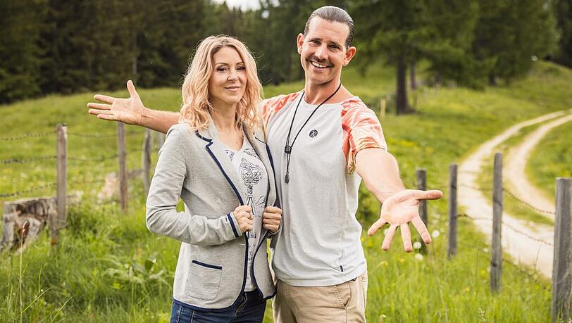 Simone Lugner und Zirkusdirektor Alexander Schneller wollen sich als Team "Fire and Ice" im "Forsthaus Rampensau" beweisen. Simone Lugner und Zirkusdirektor Alexander Schneller wollen sich als Team "Fire and Ice" im "Forsthaus Rampensau" beweisen.