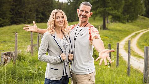 Simone Lugner und Zirkusdirektor Alexander Schneller wollen sich als Team "Fire and Ice" im "Forsthaus Rampensau" beweisen.