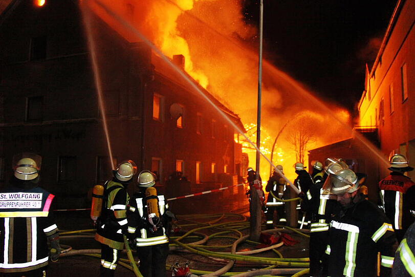 Die Feuerwehr konnte ein Abbrennen der Lagerhalle nicht mehr verhindern.
