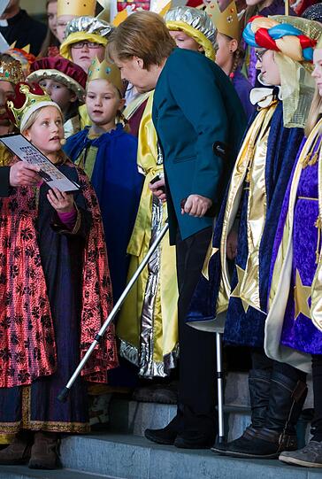 Kanzlerin Angela Merkel empfängt die Sternsinger im Kanzleramt. Sie ist nach ihrem Skiunfall auf Krücken unterwegs.