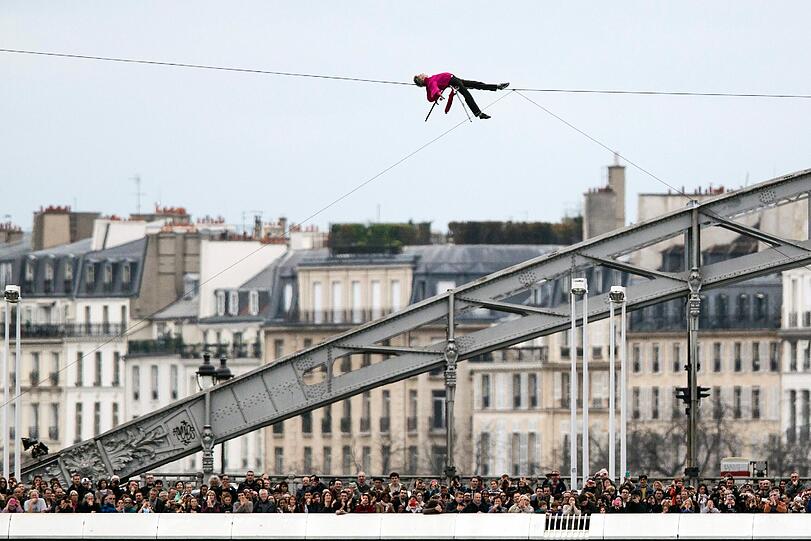 Der Franzose Denis Josselin überquert die Seine in Paris. Das Seil ist 175 Meter lang und ist 30 Meter hoch über der Seine gespannt.