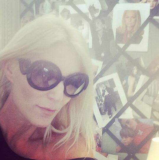 Sarah Kern hat sich mit ihrem Alieu in Paris verlobt.