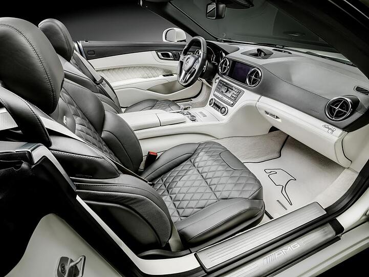 Ob im Duett oder solo, ob innen oder außen: Die "World Championship 2014 Collector&rsquo;s Edition&rdquo; des SL 63 AMG ist optisch ein Genuss.