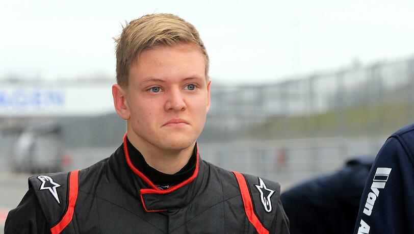 Mick Schumacher zog sich bei dem Unfall in Spielberg einen "unkomplizierten Bruch" zu Mick Schumacher zog sich bei dem Unfall in Spielberg einen "unkomplizierten Bruch" zu