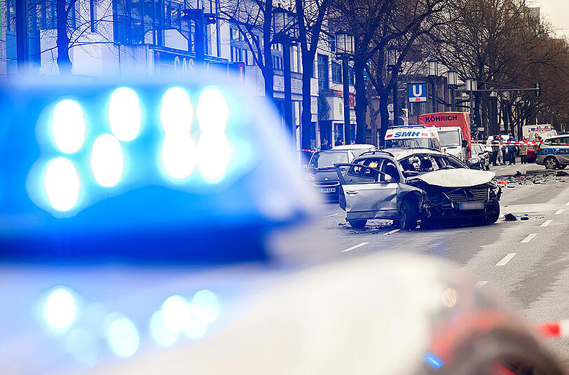 Ein 43-jähriger Berliner stirbt, weil sein Auto explodiert. Inzwischen geht die Polizei von einem Anschlag aus.